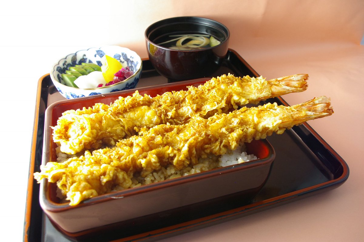 今日は成人の日。輝く青空です！
でも、お着物は風に弱い。特にお振袖は辛いですね。
公会堂から雷門通りはアーケードありますからお使いください。
公会堂の歌舞伎は今日は午後のみ。式は歌舞伎の仕様のままで行われます。花道のある会場、華やかでいいですね。
成人の皆さま、おめでとうございます㊗️