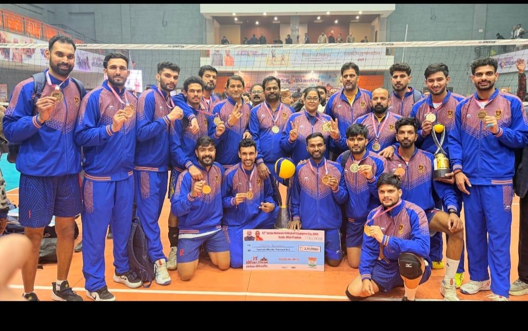RailMinIndia's tweet photo. रेल खिलाड़ी बने राष्ट्रीय गौरव!🏐🏆

वाराणसी, उत्तर प्रदेश में आयोजित 72वीं सीनियर नेशनल वॉलीबॉल चैंपियनशिप में भारतीय रेल की पुरुष वॉलीबॉल टीम को प्रथम स्थान हासिल करने व महिला वॉलीबॉल टीम को उपविजेता बनने पर हार्दिक बधाई एवं शुभकामनाएं। https://t.co/pNxSOSpcwd