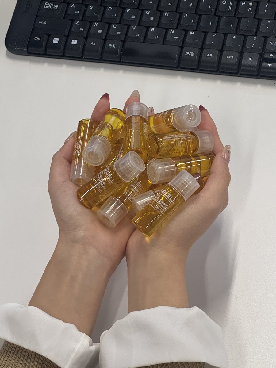 #EVENT #RT이벤트 #샘플이벤트 #글타써볼사람 

방구린내 궁금해하시는 거 같아서 꼭 한번 맡아보셨으면 조켄는 마음에 바로 컨펌받고 창고에서 들고왔다구여!!!! 흫

50,000PPM 고함량으로 색소침착 잘 남는 피부 개선할 때 원액쓰고 꾸준히 써주면 효과가 그렇게 조와요

💨RT+ 짧은 기대평