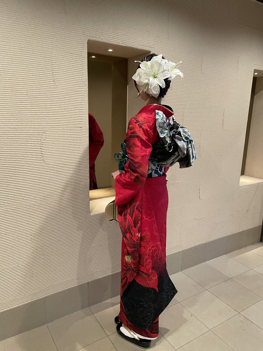 無事に成人の日を迎えることができました。
たくさんのお祝いコメントありがとうございました🙇‍♀️
本人がセレクトして2年前から準備した真紅の振袖です！
皆様にも直接お披露目できる機会があればいいな…と個人的には思っています❤️