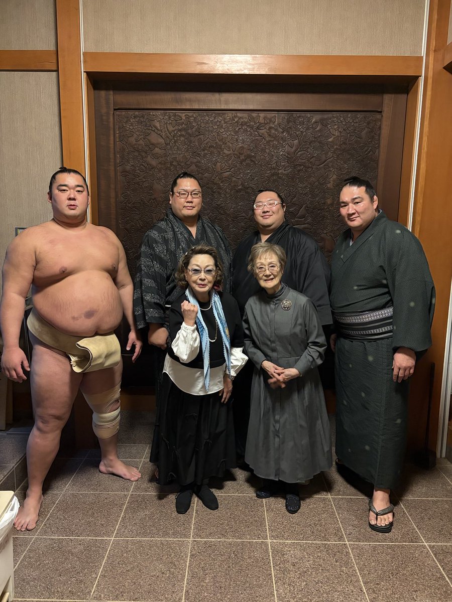 安青錦関の人気は凄い❗️終了後高田川部屋で、ちゃんこ鍋をお呼ばれしました。湘南の海関　輝関　白鷹山関　竜電関と。私達もエネルギーチャージ、2日目からも怪我なく頑張ってほしいです。ご馳走様でした。