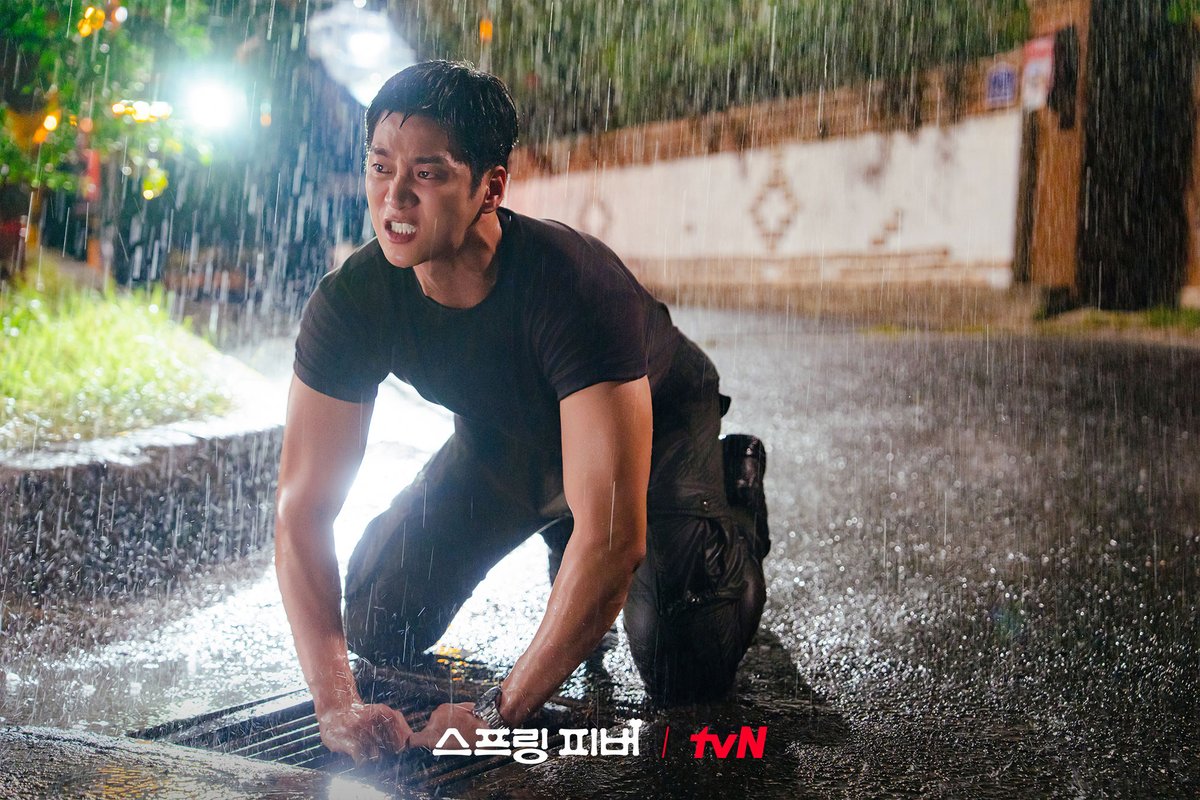 CJnDrama's tweet image. 예측 불가능한 상남자 선재규,
한밤중 상탈에 배수구 잡고 절규하다?😮

재규&amp;amp;봄의 새로운 사건은 오늘 저녁 3화에서 확인!

[월화] 저녁 8:50ㅣtvN
#즐거움엔20tvN #스프링피버 #SpringFever