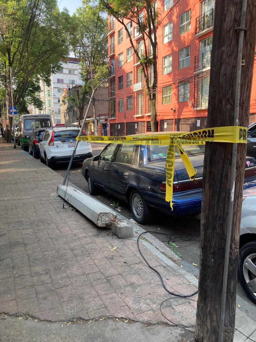 Hola <a href="/MHcesac/">MH CESAC</a> tenemos el derribo de este poste que ignoramos el motivo o razón de su instalación, pero es una línea eléctrica qué al parecer quedó abandonada o inutilizada,
Se encuentra en Lago Izabal s/n esq. Lago Ayarza.
Ccp
<a href="/OlaMHmx/">Servicios Urbanos MH</a>
<a href="/cesar_m_garrido/">César Garrido</a>
<a href="/telediario/">Telediario CdMx</a>