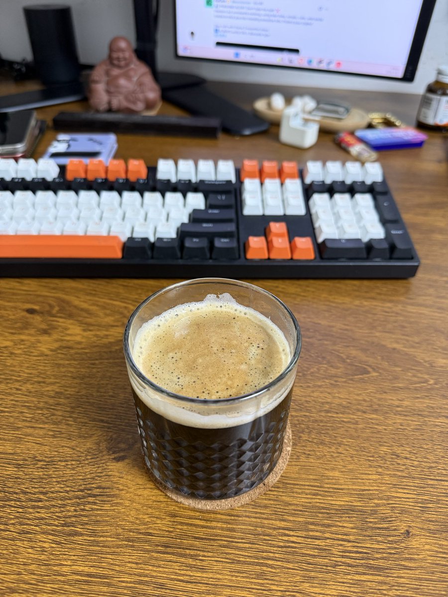 GM
开启新的一周
把握好为数不多的周期

我内心其实很抵抗赌博类的
不是因为有前科
我本人从不喜欢扑克、麻将
而是发自内心的抵触
2004年接触股票至今
我从未碰过杆杠、融资融券之类的
2022年刚入职一家从事Fil公司负责机房运营
那个时候老板就严厉禁止员工玩合约