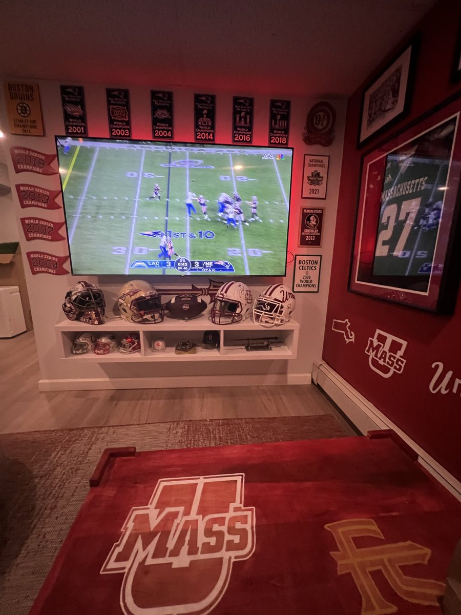 Seems like a good night to be watching from the UMass man cave in Springfield <a href="/WW3thefuture/">Pop Watson III</a> <a href="/CentralFB413/">Springfield Central Football</a>