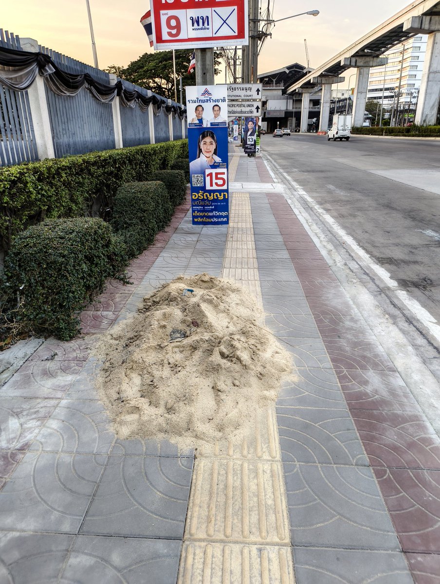 เจอไอเท่มดรอปบนทางเท้า มันเป็นปกติของบ้านเรา งานก่อสร้างจะวางทิ้งอย่างไรก็ได้ จะทำค้างคาไม่มีกรอบเวลาก็ตามสบาย ก็เดินหลบเอาเองละกัน ถนนแจ้งวัฒนะที่มีศูนย์ราชการของประเทศ