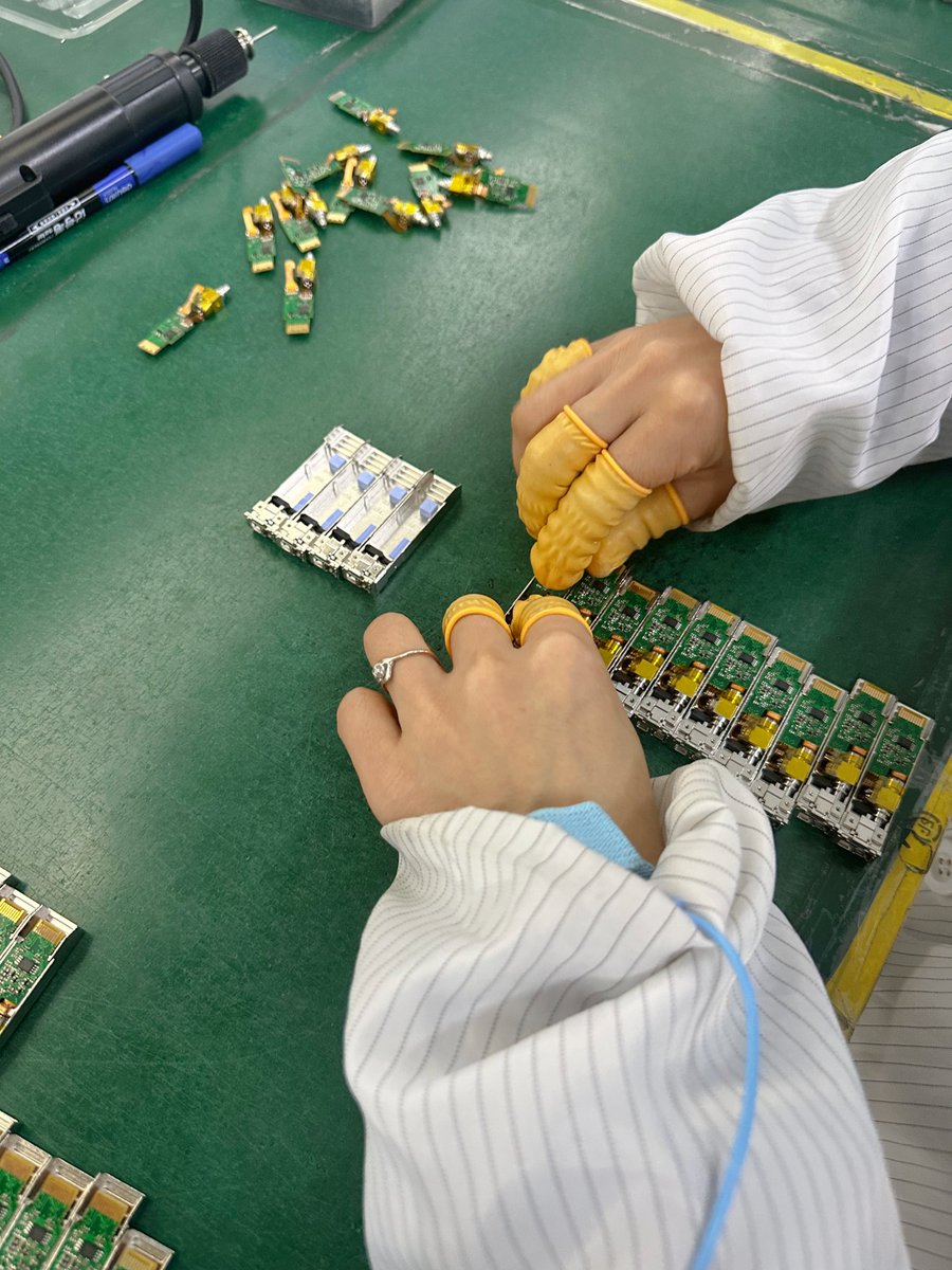 GlobleYXFiber's tweet photo. At #YXFiber, we assemble these "connectivity cornerstones" day after day with focused efficiency. We understand that a reliable, scalable supply is the strongest support for our partners. #OpticalModules #SFP1G10G #OpticalModuleManufacturing #HighVolumeManufacturing https://t.co/u8feyZon4e