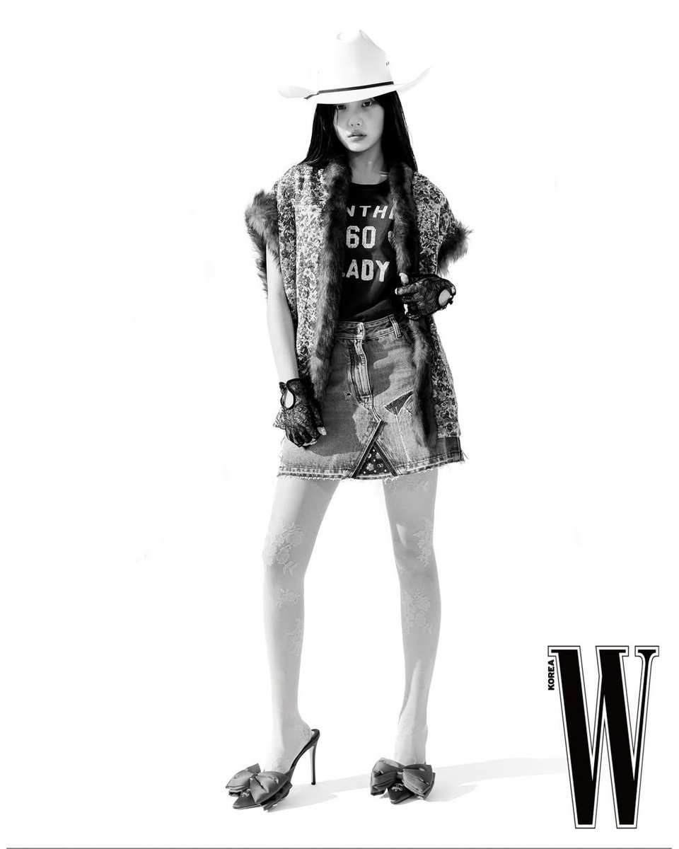 illitupdates's tweet photo. 📸 [260112] #WDigitalCover We meet a face that leaves a clear resonance, moving to its own rhythm and direction. Opening the first page of the New Year, W Korea’s January 2026 digital cover features ILLIT’s #WONHEE, standing at the starting line of her twenties.

#ILLIT #아일릿 https://t.co/APx6ul4ypC
