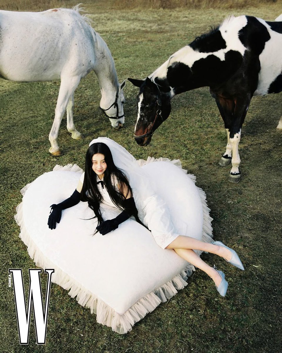 illitupdates's tweet photo. 📸 [260112] #WDigitalCover We meet a face that leaves a clear resonance, moving to its own rhythm and direction. Opening the first page of the New Year, W Korea’s January 2026 digital cover features ILLIT’s #WONHEE, standing at the starting line of her twenties.

#ILLIT #아일릿 https://t.co/APx6ul4ypC