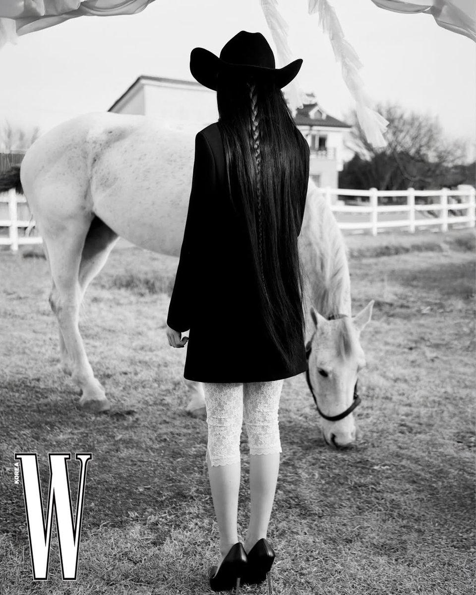 illitupdates's tweet photo. 📸 [260112] #WDigitalCover We meet a face that leaves a clear resonance, moving to its own rhythm and direction. Opening the first page of the New Year, W Korea’s January 2026 digital cover features ILLIT’s #WONHEE, standing at the starting line of her twenties.

#ILLIT #아일릿 https://t.co/a4XkQXsRm5