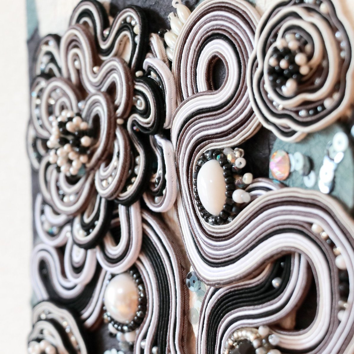 本日もよろしくお願いします😊

《出展のお知らせ》
2026年1月9日(金)～20日(火)
14:00~20:00(最終日は19時まで)
休廊日：水・木
pickup FLAG
アトリエ三月(<a href="/sangatsu_art/">アトリエ三月 小田心音個展「いもむし」SHOWCASE vol.61</a>)
大阪府大阪市北区中崎西4-2-9

新作3点を含む過去最多7点を展示販売しています。

オンライン販売
sangatsu.net