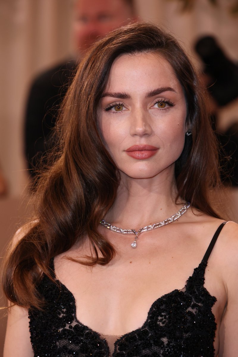 ANA DE ARMAS, OH MY GOD.