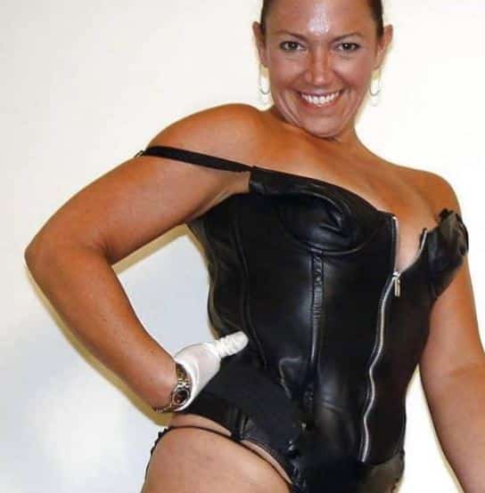 GeldherrinNET's tweet image. Strenge dominante Meisterin suche devoten Ihn: Ich bin eine freundliche aber auch Strenge Meisterin. Ich gehe einfühlsam auf einen Sklaven ein. Was ich erwarte ist das der Sklave sich voll und […] dlvr.it/TQHgQD