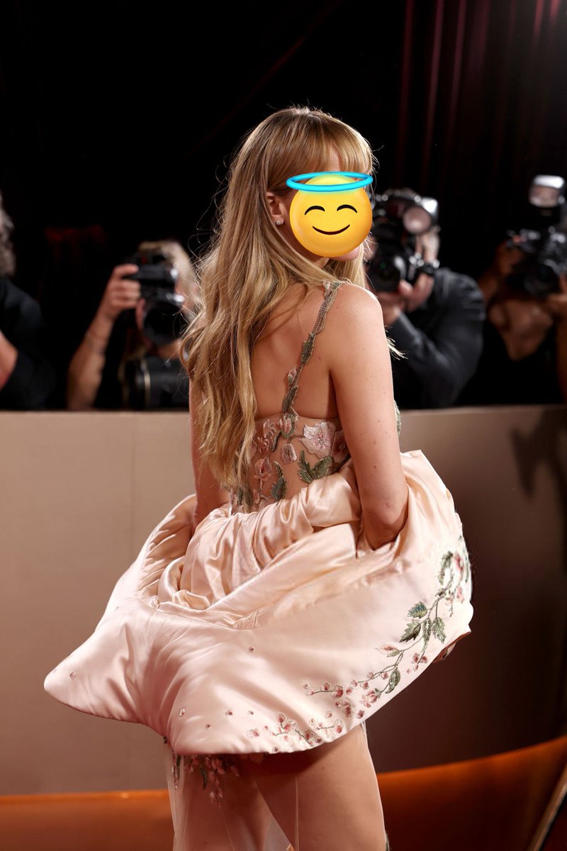 loverhouse's tweet image. se tapar a cara ela começa a cantar que esteve acordada numa noite de onyx mas que agora o céu é opalina