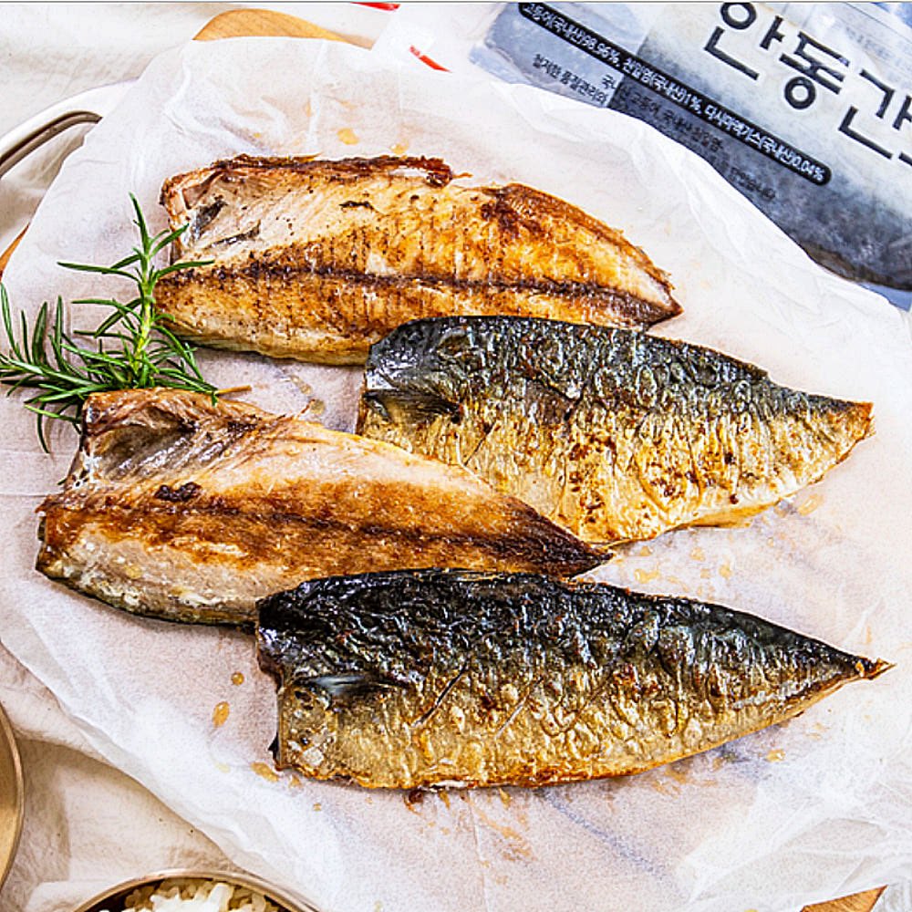 안녕하세요! 오늘 묘냥이의 하루 이모티콘이 출시되었어요🐱💛

#RT 3분께는 이모티콘 선물을, 
#묘냥이와멍구 해시태그를 달고 구매인증을 해주신 분 중 2분께 자반고등어를 보내드려요🥰