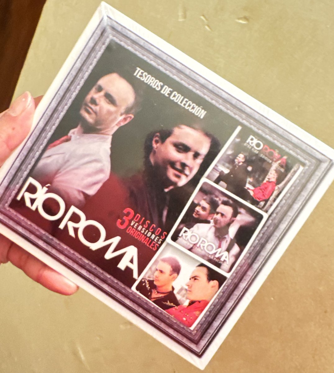 Sofy_rguez's tweet image. Hoy conseguí esta joya! Hemos completado la colección con Josel y Raúl 🥰 @RioRomamx @JoseLuis_Roma @Raul_Roma