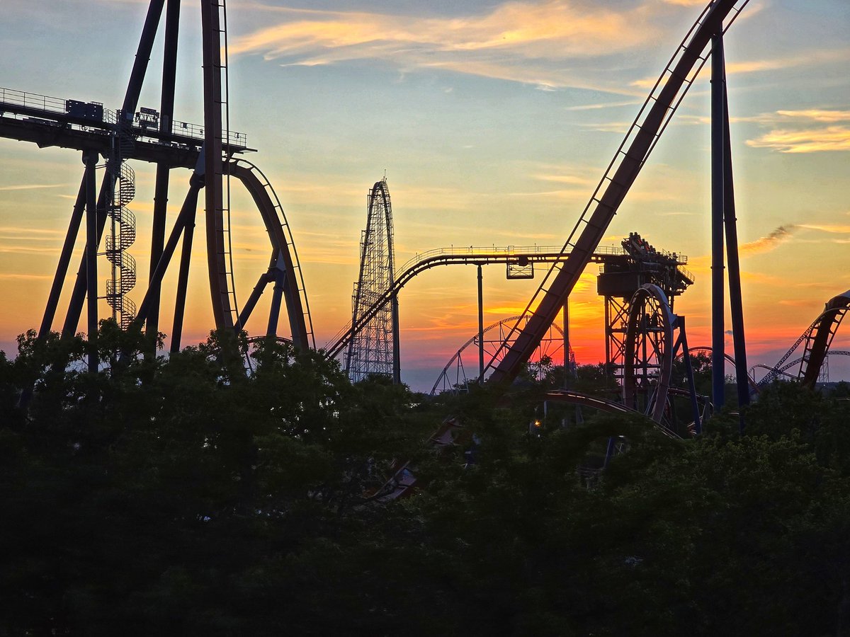 WWoman08's tweet photo. Missing this view @cedarpoint 😎❤️🤎🎢📸 #Valravn #sirenscurse #millenniumforce #rollercoaster #sunset #photograghy #ohio #may9 #happyday #amusementpark @SixFlags https://t.co/daGGmEObnB