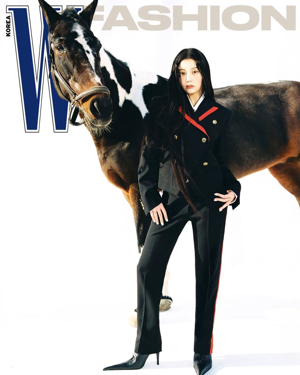 illitupdates's tweet photo. 📸 [260112] #WDigitalCover We meet a face that leaves a clear resonance, moving to its own rhythm and direction. Opening the first page of the New Year, W Korea’s January 2026 digital cover features ILLIT’s #WONHEE, standing at the starting line of her twenties.

#ILLIT #아일릿 https://t.co/UJRuv36BfP