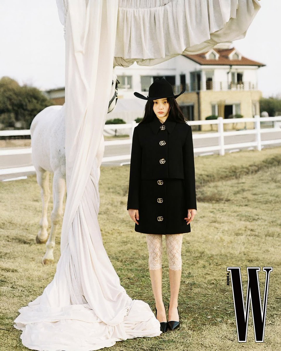 illitupdates's tweet photo. 📸 [260112] #WDigitalCover We meet a face that leaves a clear resonance, moving to its own rhythm and direction. Opening the first page of the New Year, W Korea’s January 2026 digital cover features ILLIT’s #WONHEE, standing at the starting line of her twenties.

#ILLIT #아일릿 https://t.co/42Kvs1WAEq