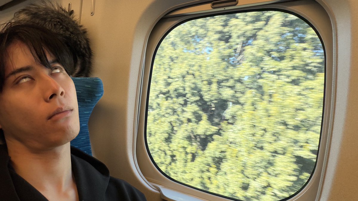 action__youtube's tweet photo. アメリカに向かうはずやったやけど、
大阪から東京行く便の時点で飛行機欠航になって
他も満席やから新幹線で成田駅向かって‼️っていう地獄展開はじまって早速アツい https://t.co/wW56NEAQIz