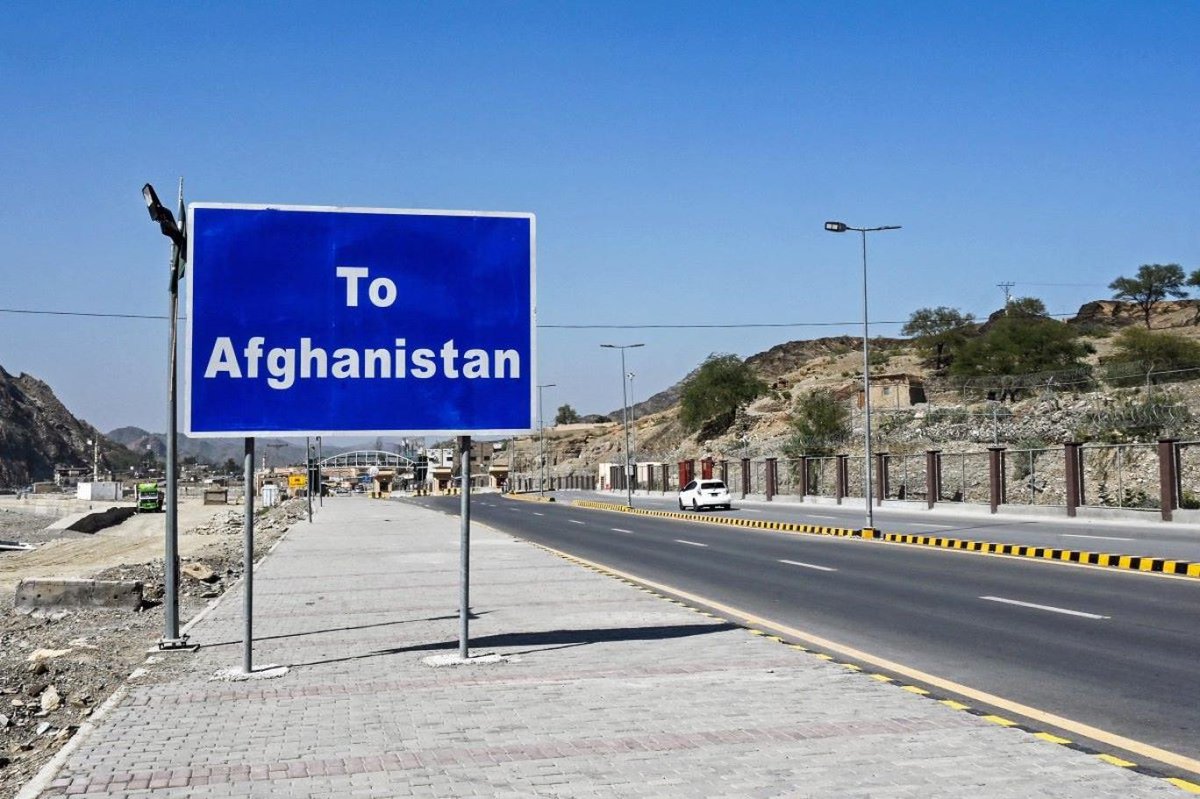 *کیا افغان پالیسی کو طویل عرصے سے 'داخلی سیاسی جواز' کے لیے استعمال کیا جا رہا ہے؟* 

 *تاریخی حقائق کی روشنی میں پاک-افغان تعلقات کی پیچیدگی اور پارلیمانی نگرانی کیوں ضروری ہے؟* *  

 *ڈاکٹر دلاور حسین* کا *انڈی پینڈٹ اردو* کے لیے کالم 
x.com/i/status/20102…