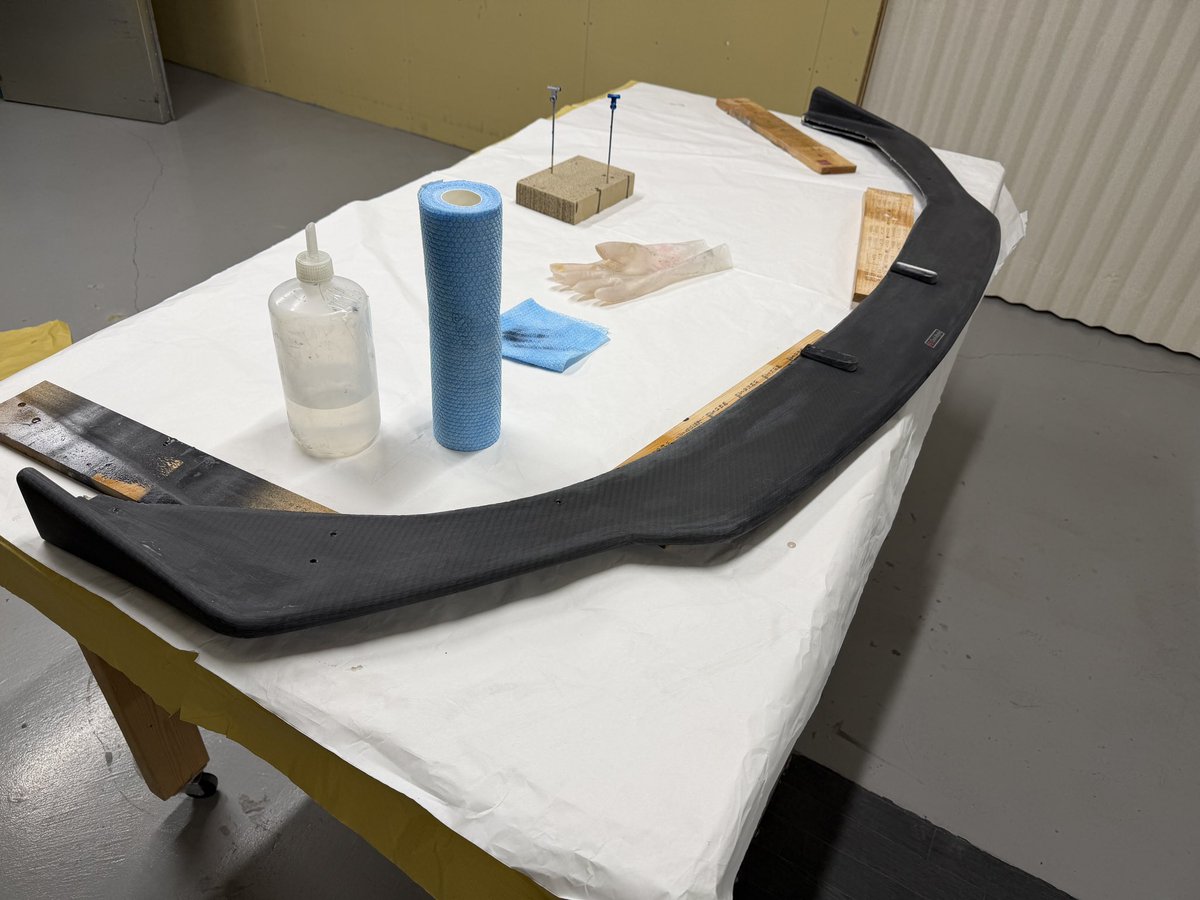 coolstyleIS500's tweet image. さて、取り付けるか❗️
1人は辛いな😅
#FRP
#カーボンリップ
#DIY
#自作