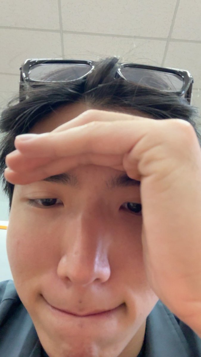 seakeen_myanmar's tweet image. ညက ကျမ အိပ်ပျာ်သွားတာကိုမနက်ကျ ရှင်တို့ကအကုန်သိနေကြတယ်ဆိုတော့ ကျမမျက်နှာတောင်မပြရဲဘူး 
တော်သေးတယ်ဒါတောင် micပိတ်ထားလို့ မဟုတ်ရင် အရှက်ကုန်မှာ🫠

LAST EPISODE OF H2H 

#H2HseriesFinalEP