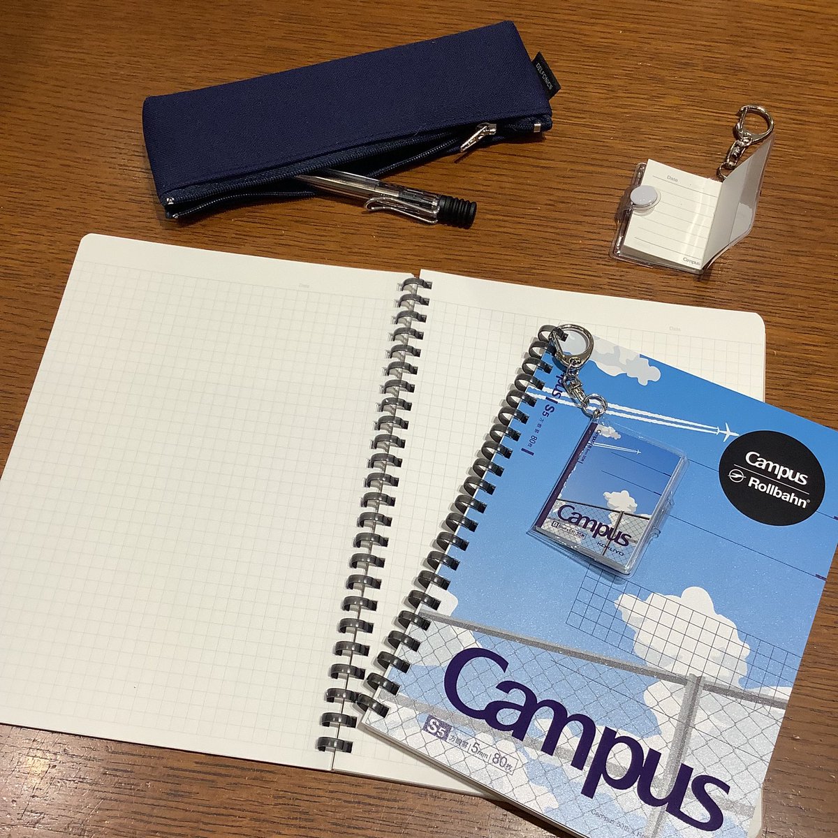 「Campus×Rollbahn」コラボレーション限定デザインで、手が当たっても気になりにくく、ページの端までしっかり書けるコクヨ独自のやわらかリングを採用したノートも販売しております。
在庫が少なくなっているものもございますので、お求めの方はお早めにご来店ください。
#ロルバーン #campus