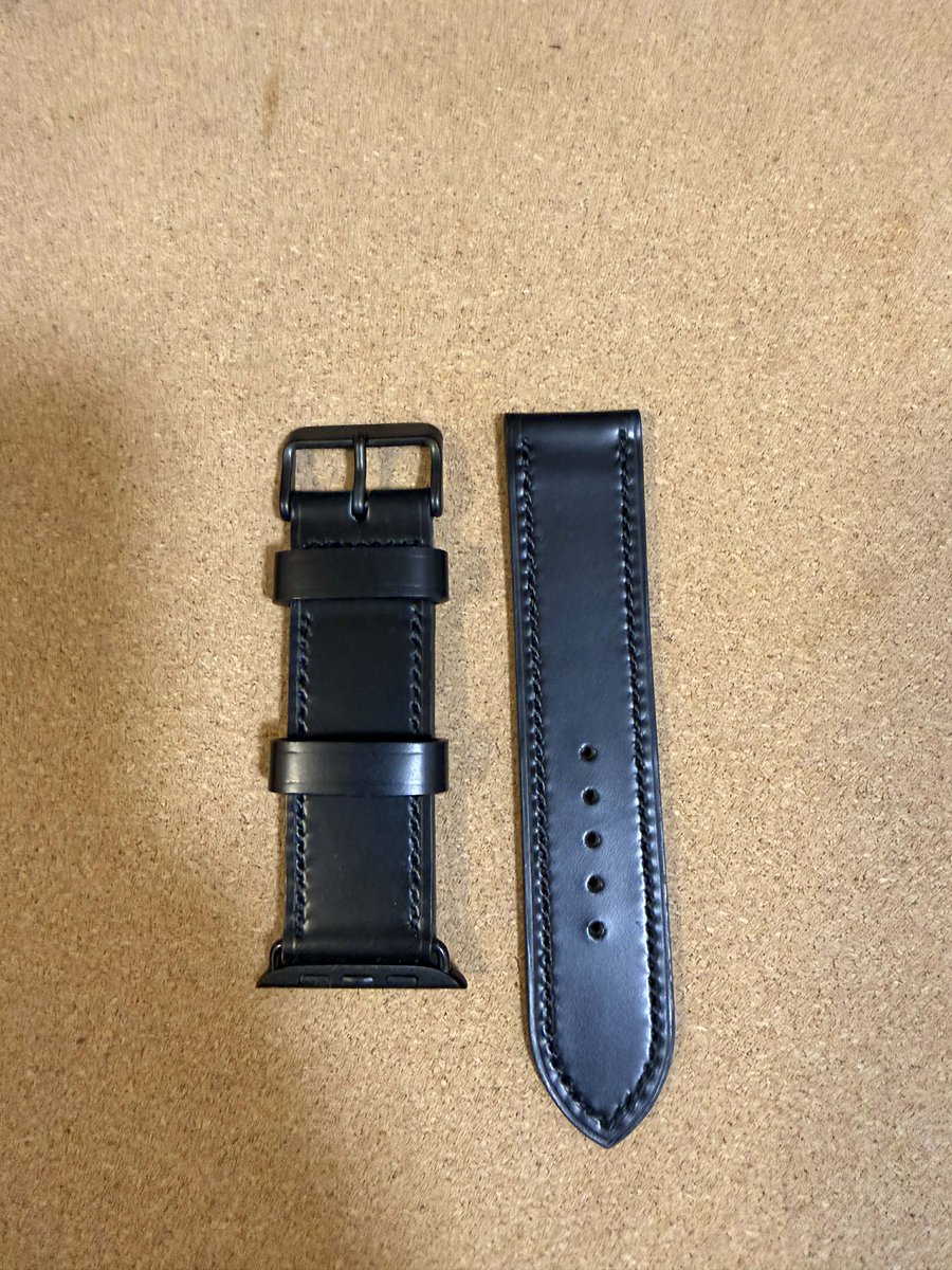 УБ-т ийм гоё арьсан эдлэл хийдэг хүн байна. Энгийн цаганд бас хүссэн загвар, арьсаар нь хийж өгөх юм бна. Утас нь 96961186 
Бүгд яг өөрийнх нь хийсэн зургууд