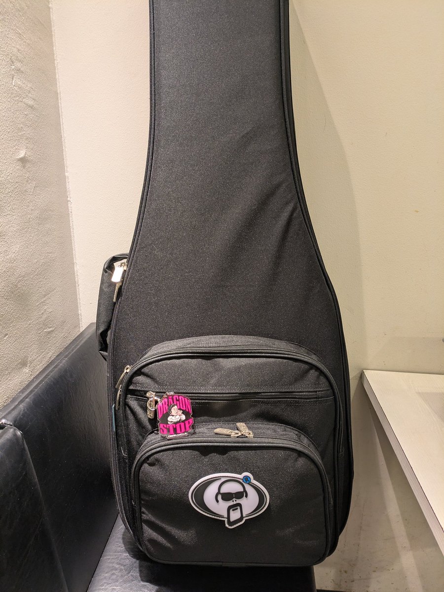 tauCMr91OW2GzU6's tweet image. 🎸ギターケース🎸
やっとジャクソン　ソロイストのヘッドを圧迫しないで安心して収納できるセミハードケースに出会えた。
重い以外は今の所、デメリットを全く感じない🙌
#protectionracket 
#protectionracketcases
#jacksonguitar