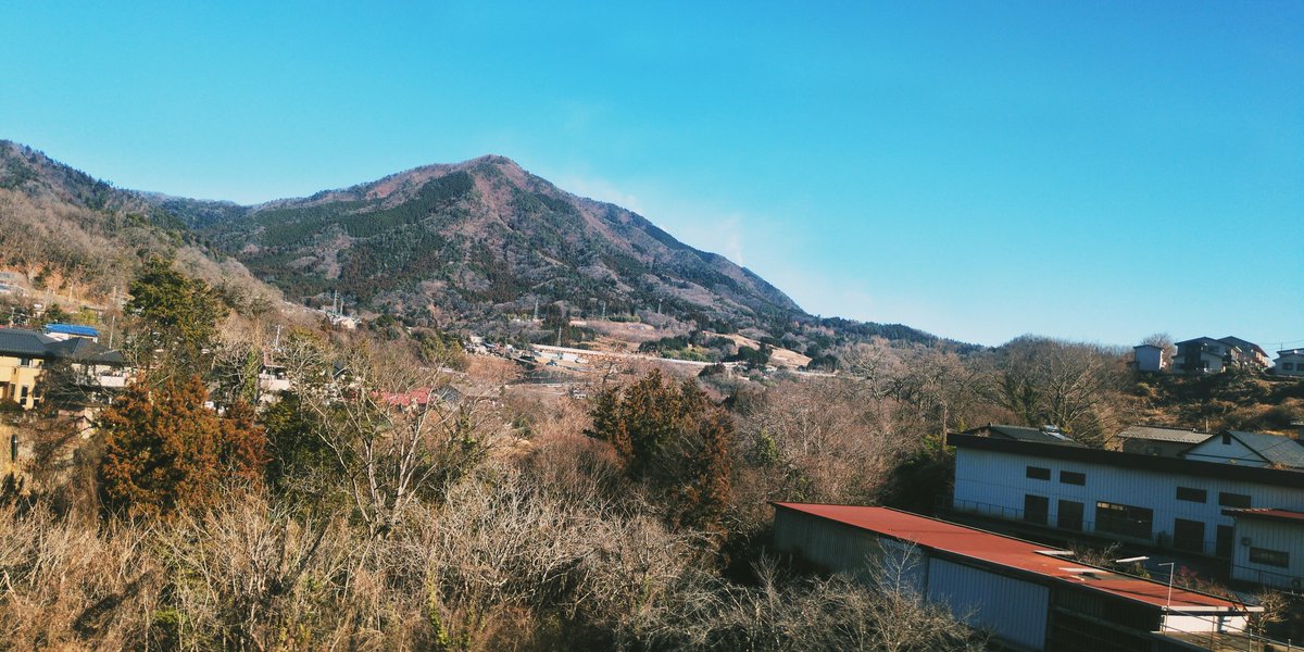 rytalks's tweet image. 今、JR中央本線高尾行普通列車乗車中
扇山から複数個所で煙が立ち上り
車窓から消火活動中？のヘリも見えた
扇山〜百蔵山は低山ハイクを楽しめる山々
早く鎮火してほしい🍀