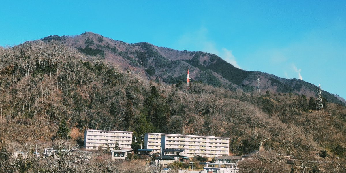 rytalks's tweet image. 今、JR中央本線高尾行普通列車乗車中
扇山から複数個所で煙が立ち上り
車窓から消火活動中？のヘリも見えた
扇山〜百蔵山は低山ハイクを楽しめる山々
早く鎮火してほしい🍀
