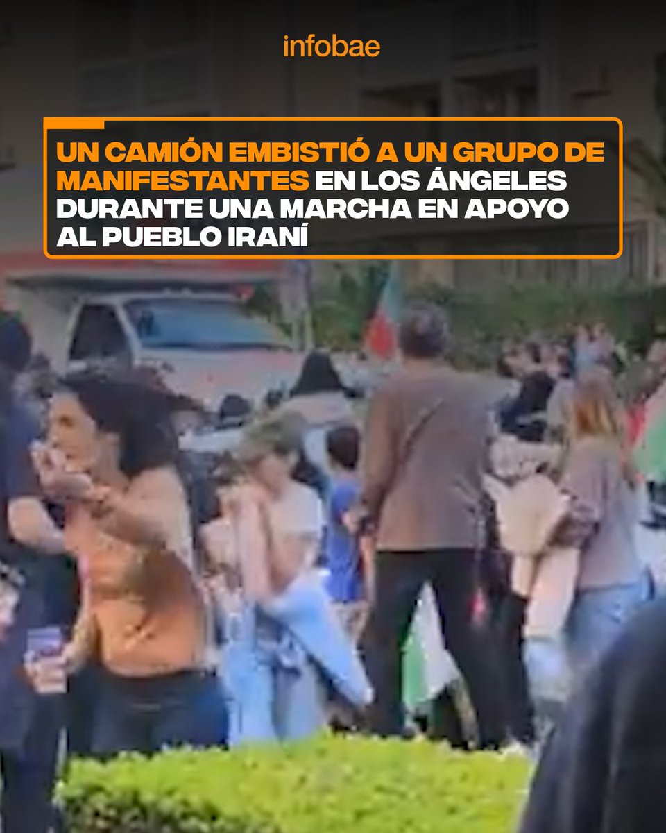 infobae's tweet image. Un camión embistió a un grupo de manifestantes en Los Ángeles durante una marcha en apoyo al pueblo iraní infob.ae/49gG3yP