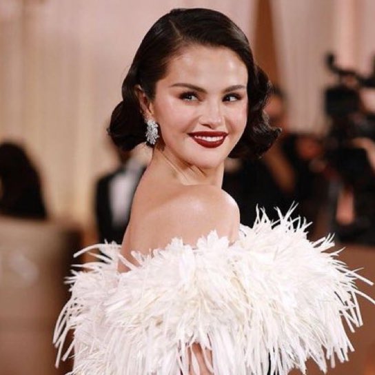 🚨Variety reports viewership for the #GoldenGlobes skyrocketed by 69% following Selena Gomez’s appearance tonight. 

Vogue also crowned her “Best Dressed”.