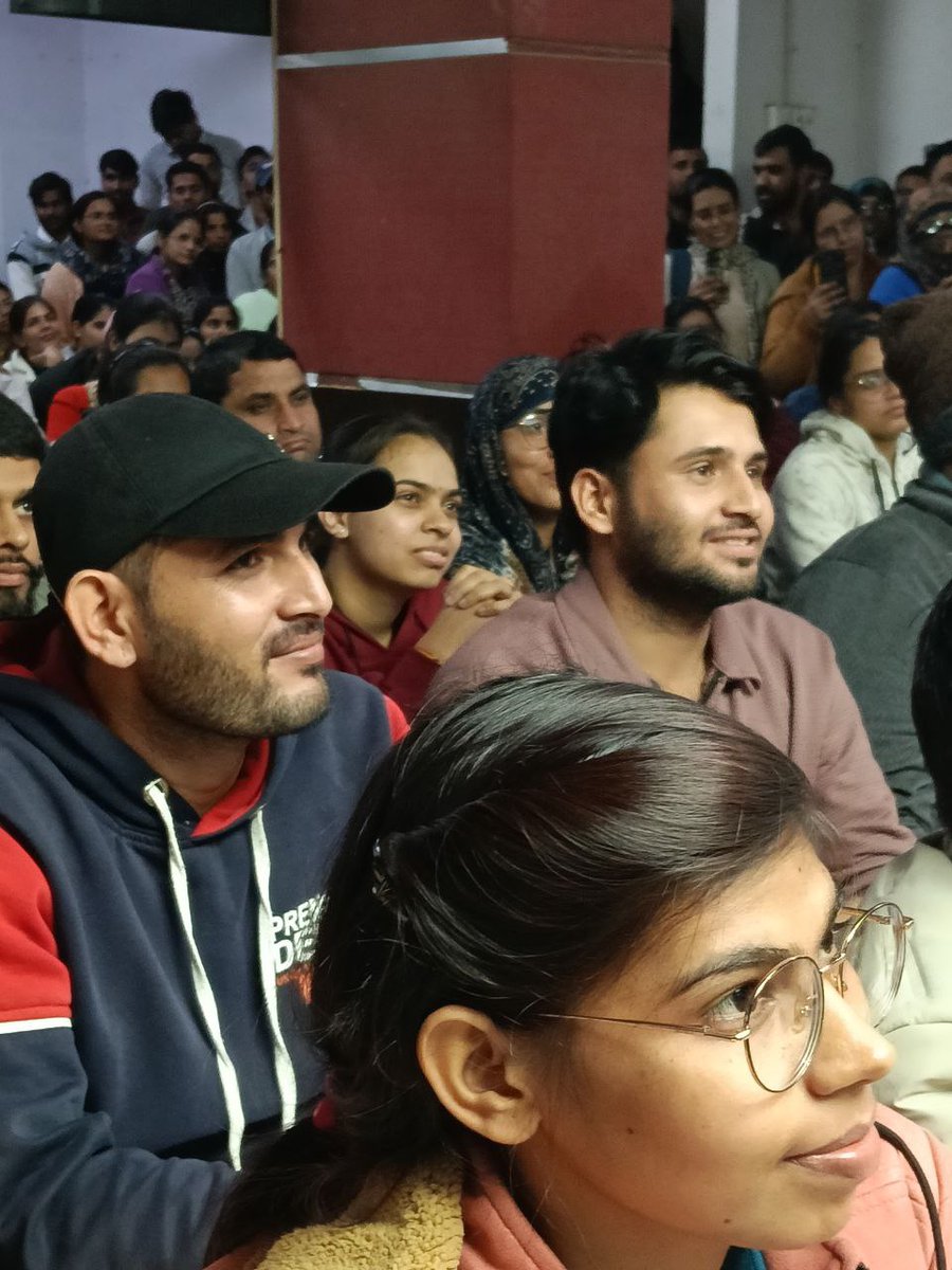 राष्ट्रीय युवा दिवस की हार्दिक शुभकामनाएं 
स्वामी विवेकानंद की ये एक लाइन मेरे दिल में हमेशा गूँजती है:
"All the powers in the universe are already ours."
सोचो...
तुम्हारे अंदर वो ताकत है जो सूरज को जन्म देती है,
वो ऊर्जा है जो तारे जलाती है,
वो शक्ति है जो पहाड़ हिला सकती है।