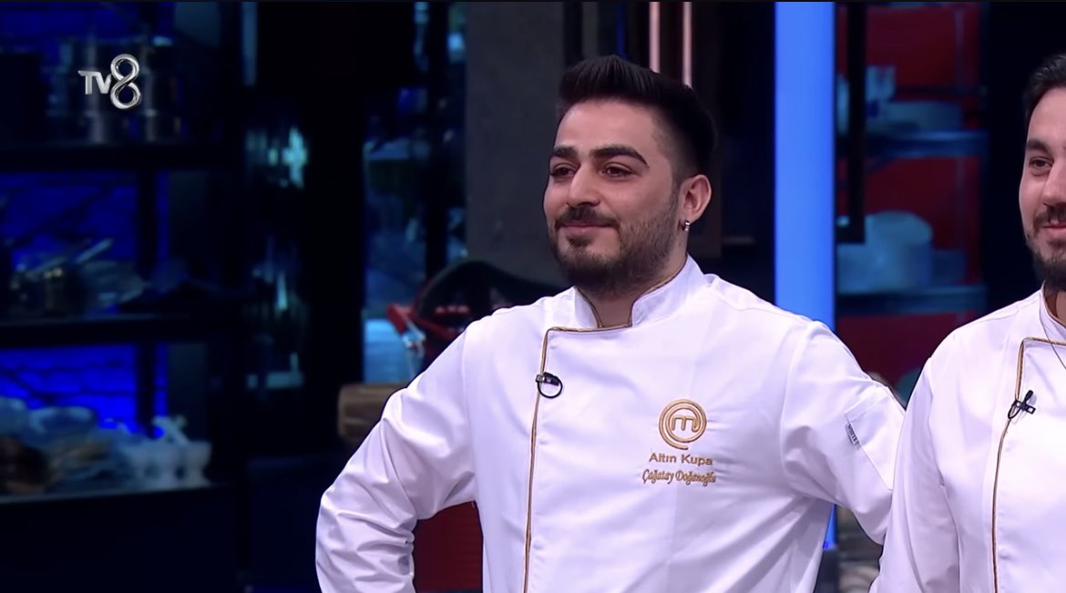 Kıyamam ya nasıl ağladı 🥹çok çok sevindim hem kendi sezonunda hem all starda ceket giydin sonuna kadar hak ettin canım benim ❤️cekette çok yakıştı 🥹❤️bazılarına güzel cevap olmuştur onlar ceket giyemezken senin giymen tebrikler ❤️
#MasterChefTürkiye