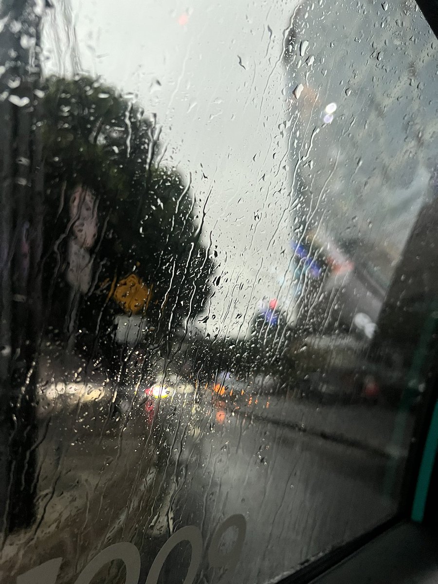 shitnicee's tweet image. Cuaca sesuai dengan suasana hati. Foto Pop Mie hanya pemanis.