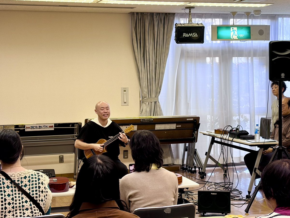 IKUlele_uke's tweet photo. 約2年ぶりにウクレレサポート協会さんの戸塚のイベントにお邪魔してきました♪✨
あっきーさんこと鈴木昭寿さんのWSやライブも久々で、音楽との向き合い方を学びました☺️
Saeさんの歌声やハープのYURIさんの演奏にもとても癒され💓戸塚のウクレレシーンがどんどん華やかに❣️✨元気をいただきました🥰 https://t.co/iPJHJTbNbk