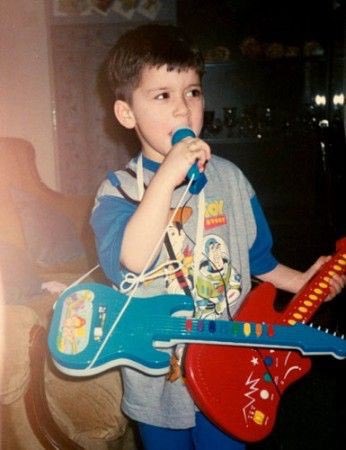 choosezaynbr's tweet photo. Hoje, Zayn Malik completa 33 anos. 

Uma trajetória marcada por talento, autenticidade e uma identidade artística única. Que este novo ciclo traga inspiração e que ele se sinta cada vez mais confiante no palco, confortável com sua arte e com o espaço que sempre foi dele. 

Feliz aniversário, Zayn! 💖🎉
#HappyBirthdayZayn