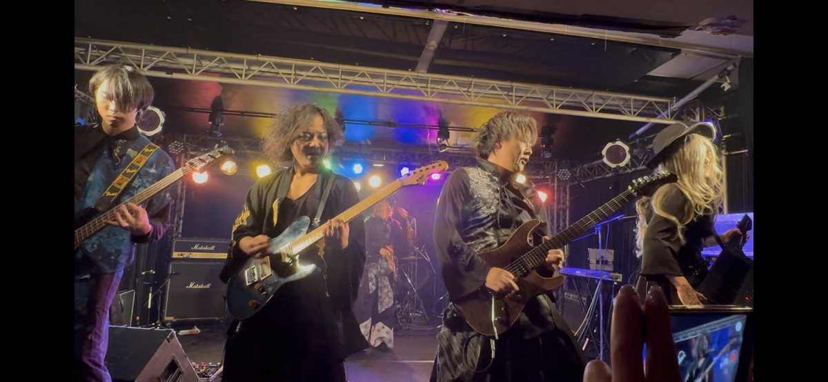 昨日は仕事終わりでヨンちゃんのホンキーマジックのLIVEに西九条ブランニューへ🎵
⁡
JR遅延で着くの遅れたから観れたのはホンキーマジックとトリの千本桜だけでしたが千本桜のボーカルがアダム君やったのにビックリ😵
⁡
ラルクでも知ってる曲ばっかりやったからこちらも楽しめました😄
⁡