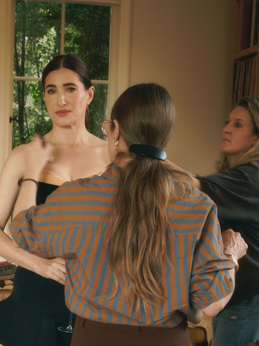 hahnupdates's tweet image. THE PRETTIEST! Kathryn Hahn getting ready for the #GoldenGlobes