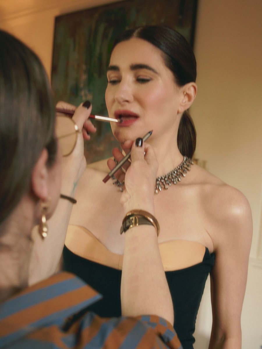 hahnupdates's tweet image. THE PRETTIEST! Kathryn Hahn getting ready for the #GoldenGlobes