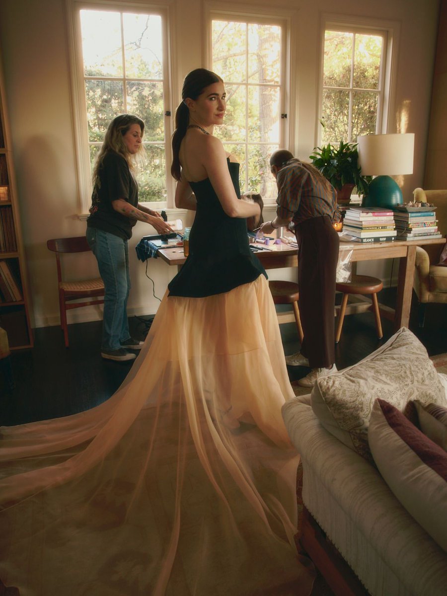 hahnupdates's tweet image. THE PRETTIEST! Kathryn Hahn getting ready for the #GoldenGlobes