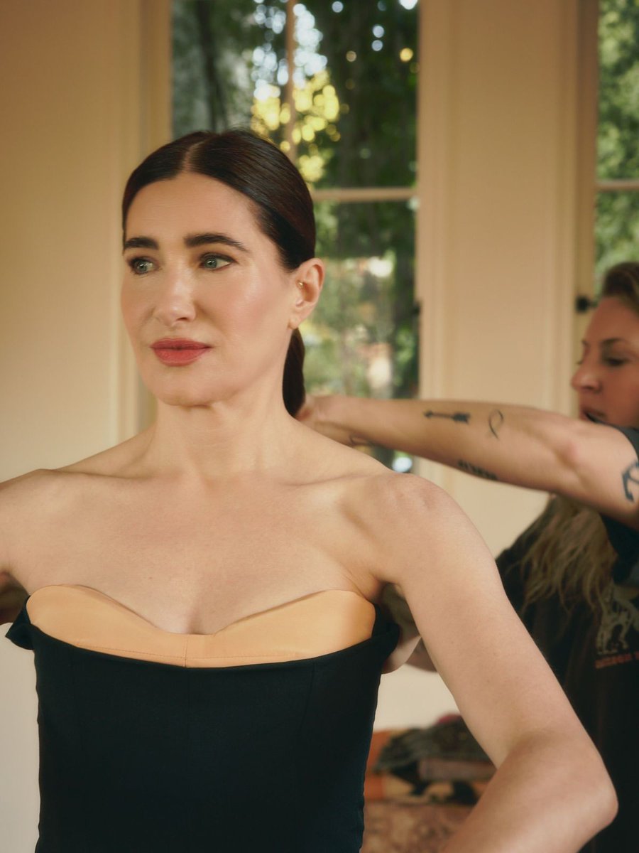 hahnupdates's tweet image. THE PRETTIEST! Kathryn Hahn getting ready for the #GoldenGlobes