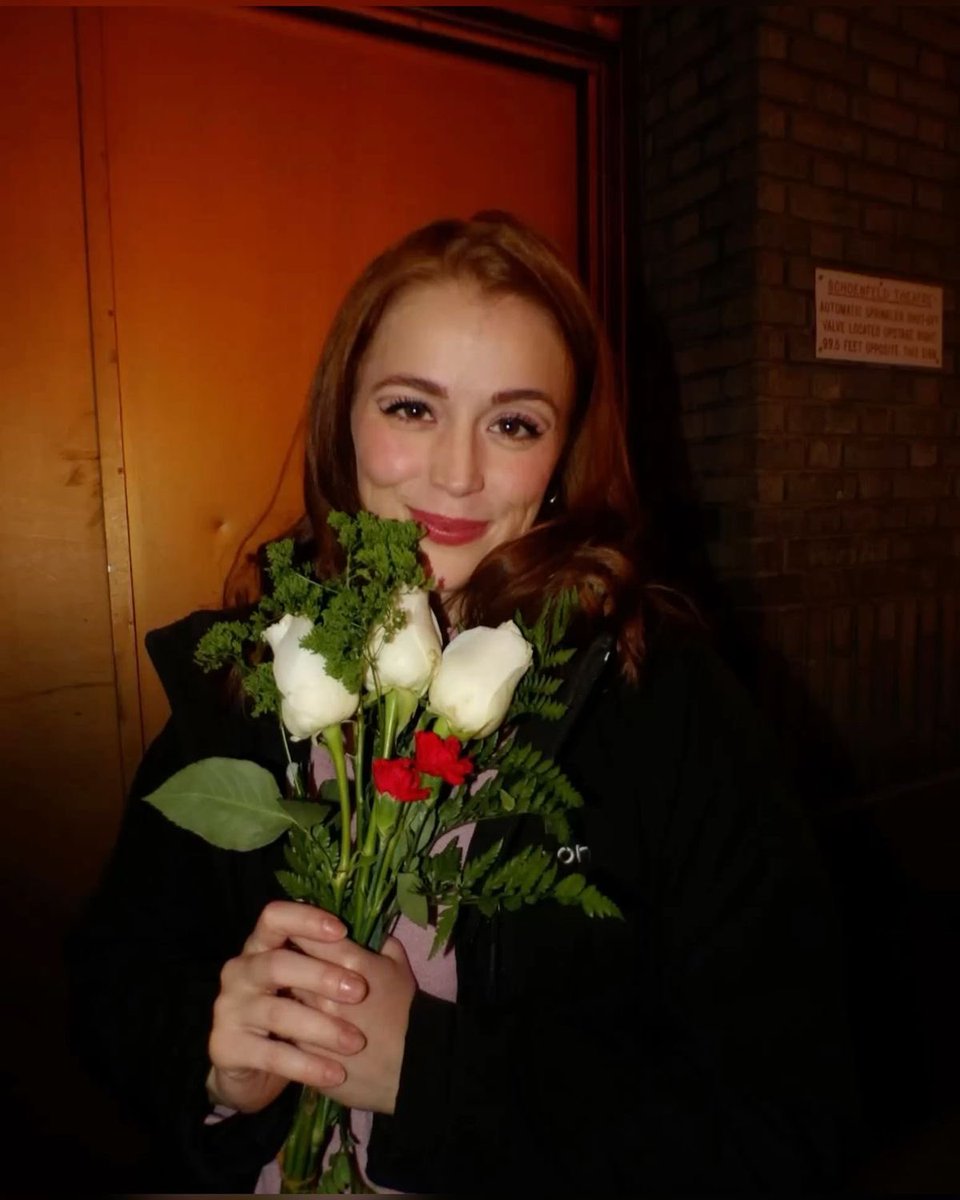 socregards's tweet photo. someone  brought  me  flowers  * ☺️ https://t.co/Nbxc885TZD