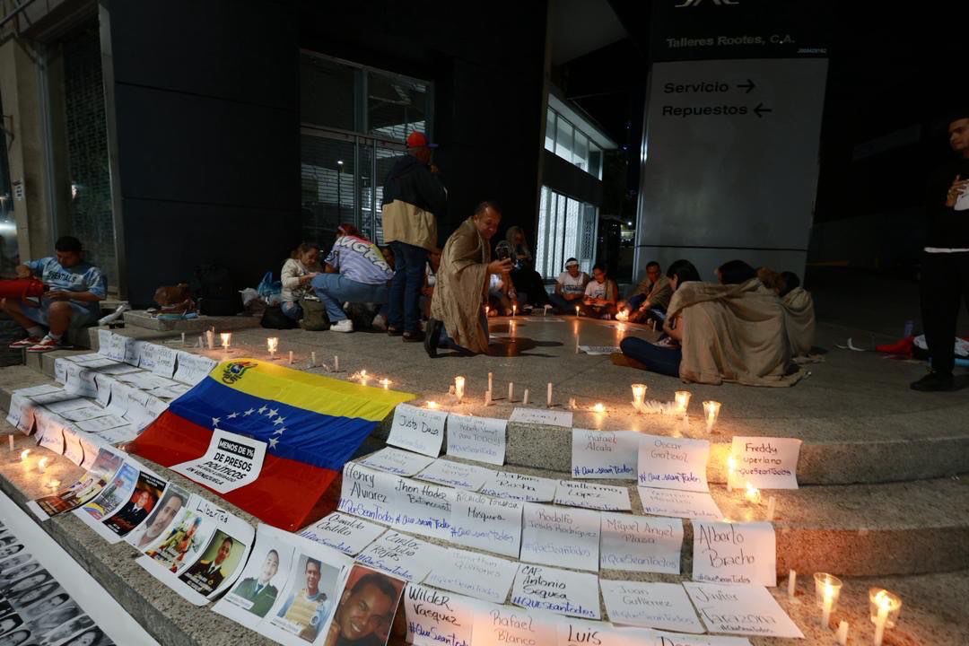 OrlvndoA's tweet image. A esta hora a las afueras del Helicoide.