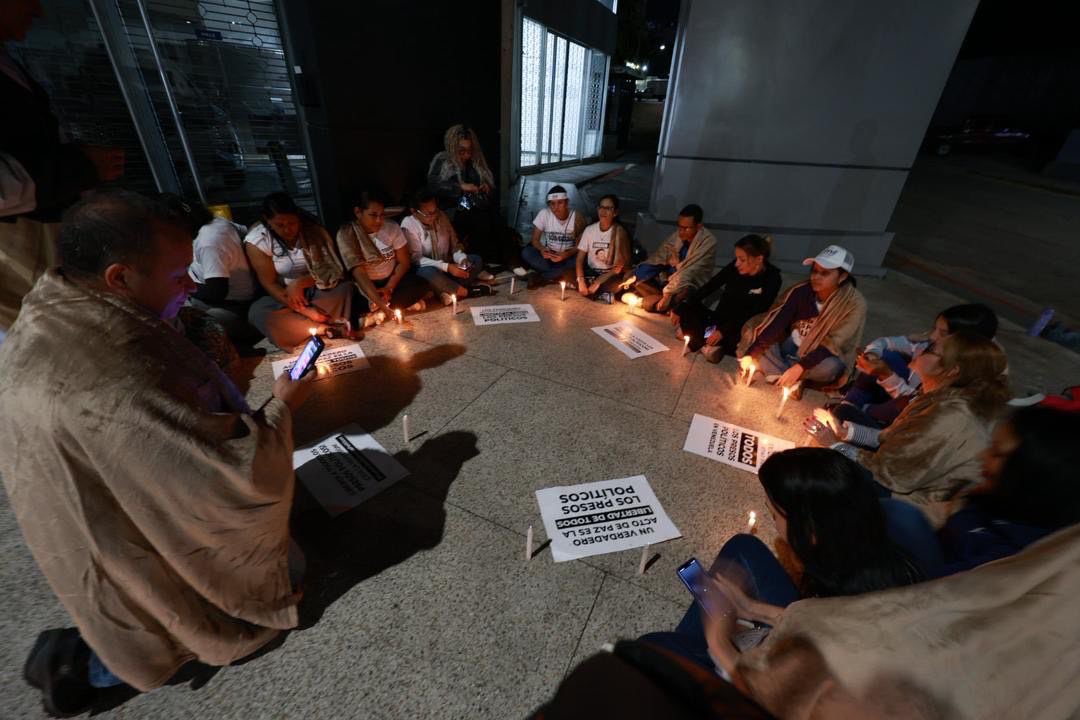 OrlvndoA's tweet image. A esta hora a las afueras del Helicoide.