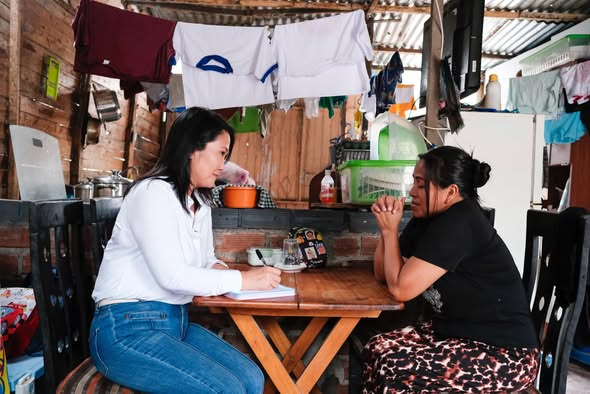 La cabecilla Keiko Fujimori utiliza al pueblo posteando esta imagen: "Vamos a ordenar de nuevo el Perú por ellas y por todos los peruanos que sufren el caos que vive el país hace años".
La tipa tuvo 73 congresistas y NO hizo nada. Y en este congreso legisló para los criminales!!