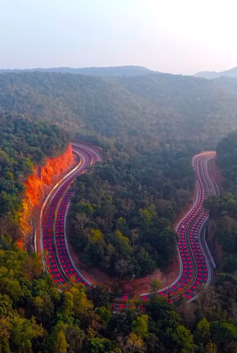 NHAI rolls out India’s first red tabletop markings on the Jabalpur–Bhopal National Highway, spanning over 2 km in the ghat section. A smart innovation to calm traffic and protect wildlife. 

This should now be mainstreamed across all ecologically sensitive highway corridors🙌🏻