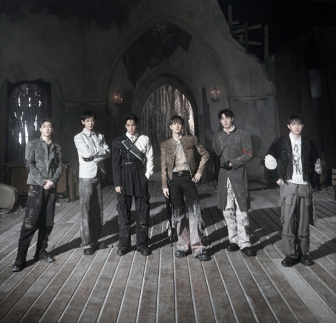 milkteus's tweet image. EXO IN THIS OUTFIT 🔥